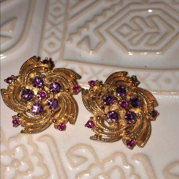 Jewelry - Vintage clip on earrings